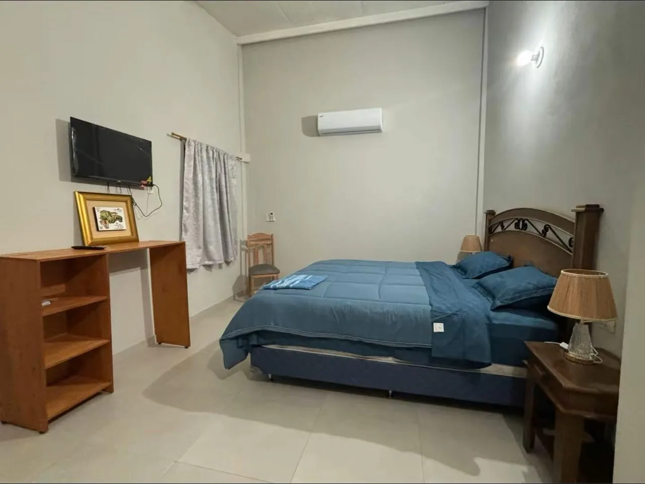 Habitación amplia con escritorio y televisor
